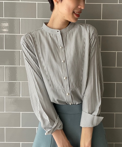 un dix cors（アンディコール）の「上品な印象を演出 ストライプパール釦チュニック（シャツ/ブラウス・レディース・オフホワイト/カーキ/ネイビー・FREE）」の2枚目の写真