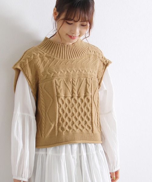 Crisp yours(クリスプユアーズ)の「【WEB限定】ミックスケーブルニットベスト(ベスト・レディース・ベージュ/アイボリー・FREE)」の1枚目の写真