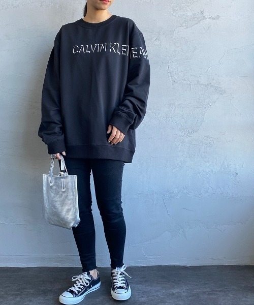 Calvin Klein Jeans（カルヴァンクラインジーンズ）の「[Calvin Klein Jeans/カルバンクラインジーンズ] AF-SHADOW ロゴクルーネックスウェット（スウェット・レディース・ホワイト/ブラック・M/L/XL）」の4枚目の写真