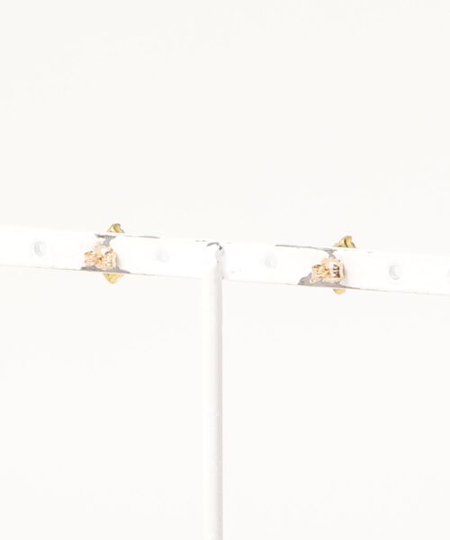 tone（トーン）の「【malle la brocante/マルラブロカント】14kgf アクアマリンとヴィンテージグラスストーンのスクエアビジューピアス（ピアス（両耳用）・レディース・サックスブルー・FREE）」の3枚目の写真
