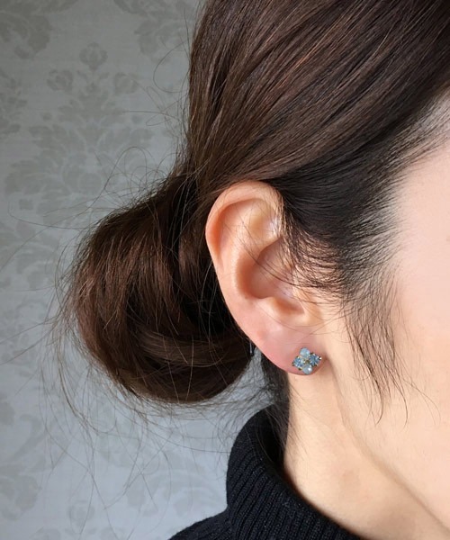 tone（トーン）の「【malle la brocante/マルラブロカント】14kgf アクアマリンとヴィンテージグラスストーンのスクエアビジューピアス（ピアス（両耳用）・レディース・サックスブルー・FREE）」の4枚目の写真
