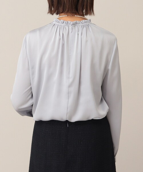 UNTITLED（アンタイトル）の「◆ポピーサテン フリルネックブラウス【洗える】（シャツ/ブラウス・レディース・オフホワイト/ライトグレー/ネイビー・46/04/50/48/00/44/01/02/03/42/99）」の14枚目の写真
