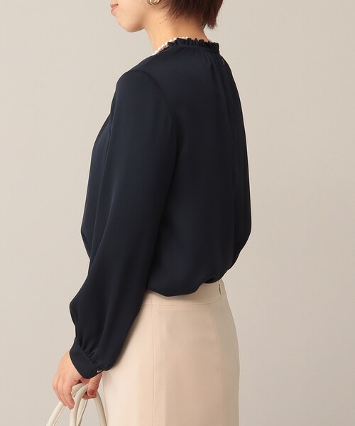 UNTITLED（アンタイトル）の「◆ポピーサテン フリルネックブラウス【洗える】（シャツ/ブラウス・レディース・オフホワイト/ライトグレー/ネイビー・46/04/50/48/00/44/01/02/03/42/99）」の20枚目の写真