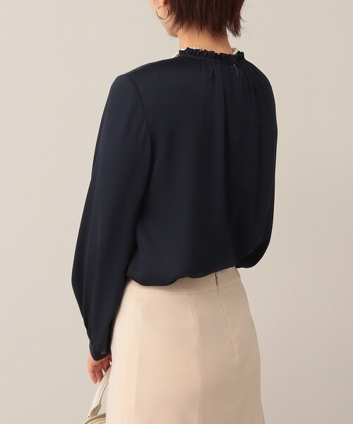 UNTITLED（アンタイトル）の「◆ポピーサテン フリルネックブラウス【洗える】（シャツ/ブラウス・レディース・オフホワイト/ライトグレー/ネイビー・46/04/50/48/00/44/01/02/03/42/99）」の21枚目の写真