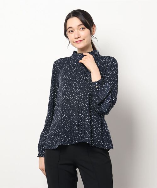 Te chichi(テチチ)の「スタンドフリルタックブラウス(シャツ/ブラウス・レディース・ベージュ/ネイビー/オフホワイト/チャコール・フリ-)」の4枚目の写真