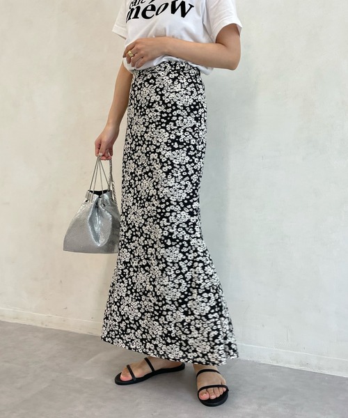 DouDou（ドゥドゥ）の「フラワープリントカットマーメイドスカート（スカート・レディース・ブラック/グレイッシュベージュ/イエロー・FREE）」の2枚目の写真