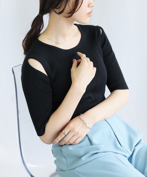 select MOCA(セレクトモカ)の「スリットショルダーリブニットトップス(Tシャツ/カットソー・レディース・ブラック/ダークブラウン/ベージュ・FREE)」の1枚目の写真