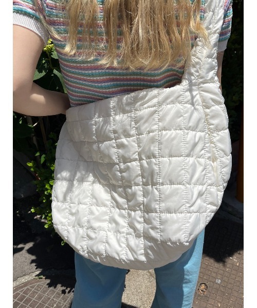 PHILLY（フィリー）の「オーバーサイズキルトバッグ（ショルダーバッグ・レディース・ホワイト/ブラック・FREE）」の3枚目の写真