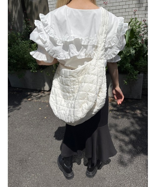 PHILLY（フィリー）の「オーバーサイズキルトバッグ（ショルダーバッグ・レディース・ホワイト/ブラック・FREE）」の5枚目の写真