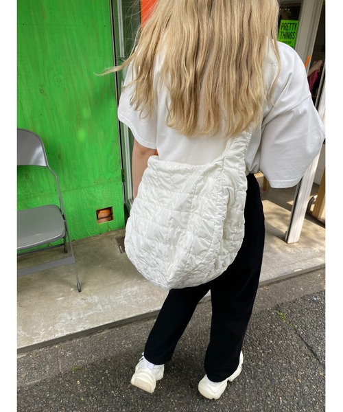 PHILLY（フィリー）の「オーバーサイズキルトバッグ（ショルダーバッグ・レディース・ホワイト/ブラック・FREE）」の13枚目の写真