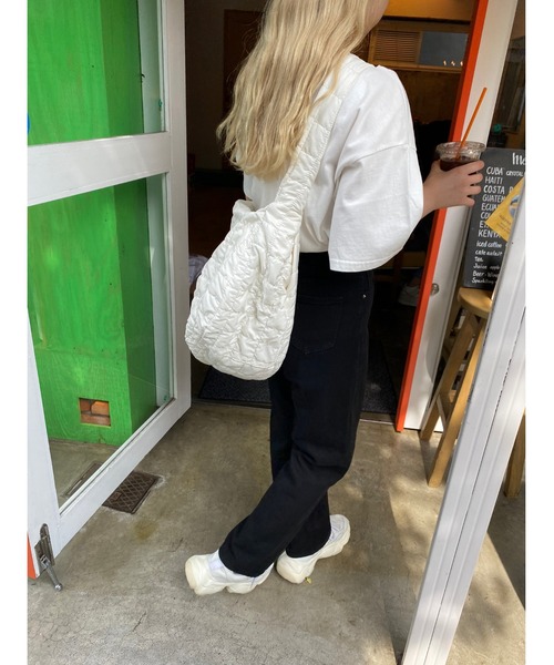 PHILLY（フィリー）の「オーバーサイズキルトバッグ（ショルダーバッグ・レディース・ホワイト/ブラック・FREE）」の11枚目の写真