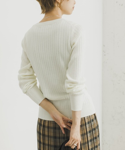 URBAN RESEARCH(アーバンリサーチ)の「『WEB限定』コンパクトリブニット(長袖)(ニット/セーター・レディース・オフホワイト/ライトピンク/ベージュ系その他/グリーン/グレー/ネイビー/ブラック・FREE)」の2枚目の写真