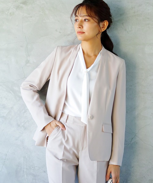 WHITE JOOLA(ホワイトジョーラ)の「【洗濯機で洗える!UVカット!防シワ!ストレッチ!アンチピリング!】マルチツイルウォッシャブル・カラーレスジャケット(総裏地)(ノーカラージャケット・レディース・ベージュ/カーキブラウン/ブラック・11号/9号/7号)」の1枚目の写真