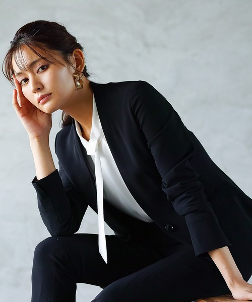 WHITE JOOLA(ホワイトジョーラ)の「【洗濯機で洗える!UVカット!防シワ!ストレッチ!アンチピリング!】マルチツイルウォッシャブル・カラーレスジャケット(総裏地)(ノーカラージャケット・レディース・ベージュ/カーキブラウン/ブラック・11号/9号/7号)」の2枚目の写真
