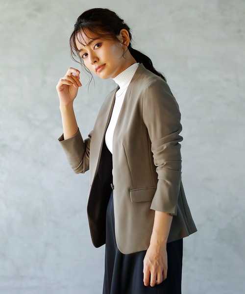 WHITE JOOLA(ホワイトジョーラ)の「【洗濯機で洗える!UVカット!防シワ!ストレッチ!アンチピリング!】マルチツイルウォッシャブル・カラーレスジャケット(総裏地)(ノーカラージャケット・レディース・ベージュ/カーキブラウン/ブラック・11号/9号/7号)」の3枚目の写真