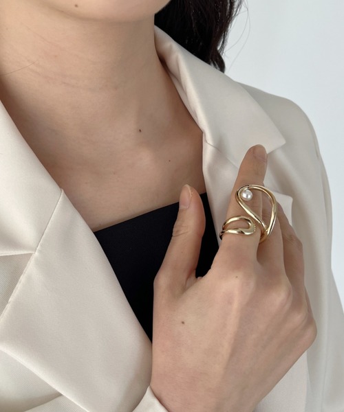 iso（イソ）の「ポイントパールカーブラインボリュームリング（リング・レディース・ゴールド/シルバー・FREE）」の2枚目の写真