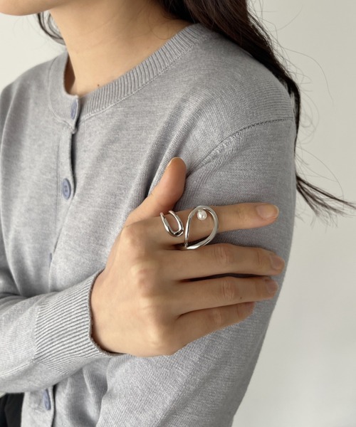 iso（イソ）の「ポイントパールカーブラインボリュームリング（リング・レディース・ゴールド/シルバー・FREE）」の3枚目の写真