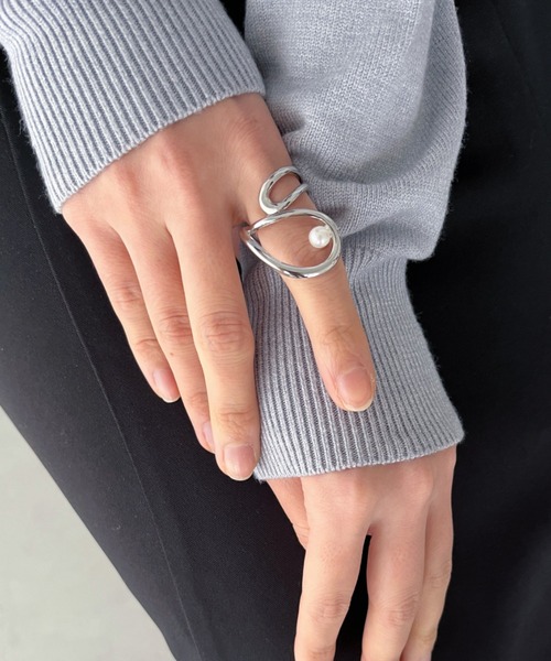 iso（イソ）の「ポイントパールカーブラインボリュームリング（リング・レディース・ゴールド/シルバー・FREE）」の4枚目の写真