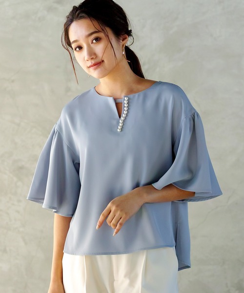 WHITE JOOLA（ホワイトジョーラ）の「【手洗いできる＆防シワ加工】パール調キーネック・フレアースリーブブラウス（シャツ/ブラウス・レディース・サックスブルー/ブラック/オフホワイト/ベージュ/ネイビー・S/M/L/LL/SS）」の7枚目の写真