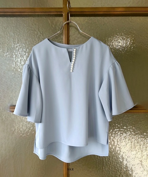 WHITE JOOLA（ホワイトジョーラ）の「【手洗いできる＆防シワ加工】パール調キーネック・フレアースリーブブラウス（シャツ/ブラウス・レディース・サックスブルー/ブラック/オフホワイト/ベージュ/ネイビー・S/M/L/LL/SS）」の12枚目の写真