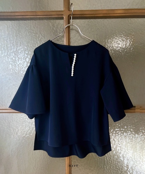 WHITE JOOLA（ホワイトジョーラ）の「【手洗いできる＆防シワ加工】パール調キーネック・フレアースリーブブラウス（シャツ/ブラウス・レディース・サックスブルー/ブラック/オフホワイト/ベージュ/ネイビー・S/M/L/LL/SS）」の21枚目の写真