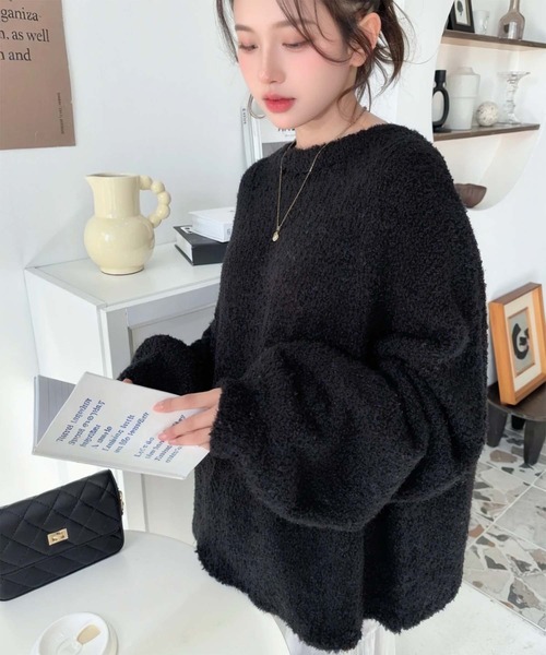 試着のみ❣️黒ファー袖のニットトップス moment+（モーメントプラス）の「クルーネックソフトタッチフェザー