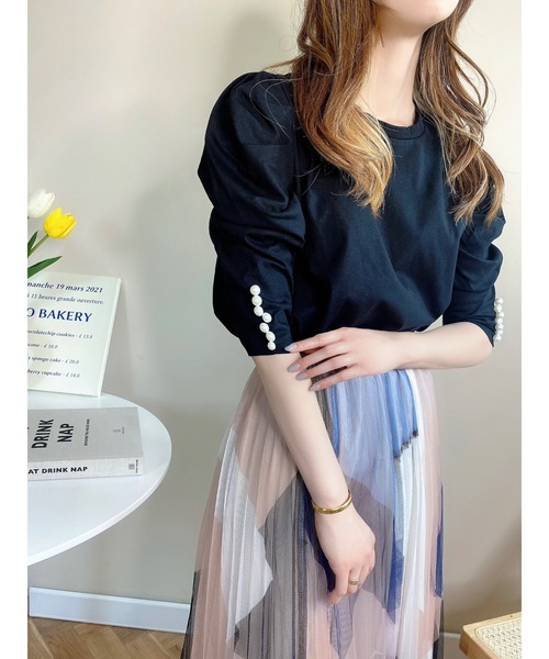 ANOTHER S(アナザーエス)の「パール付きボリューム袖コットンカットソー(Tシャツ/カットソー・レディース・グレイッシュベージュ/ブラック/ホワイト・FREE)」の4枚目の写真