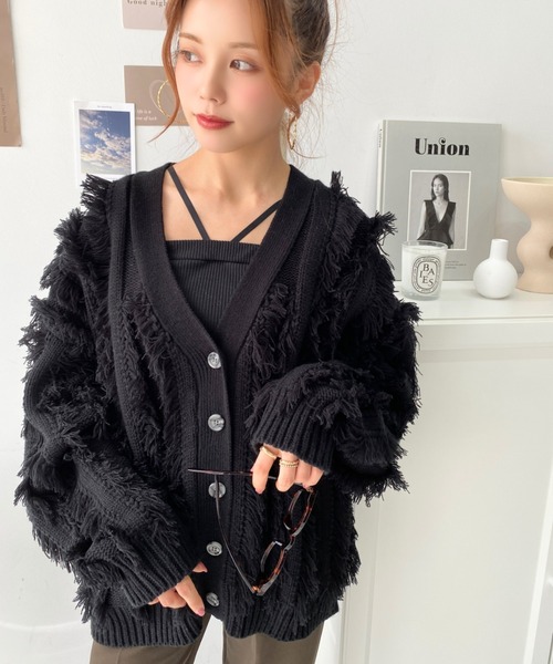 moment+（モーメントプラス）の「Vネックフリンジニットカーデ