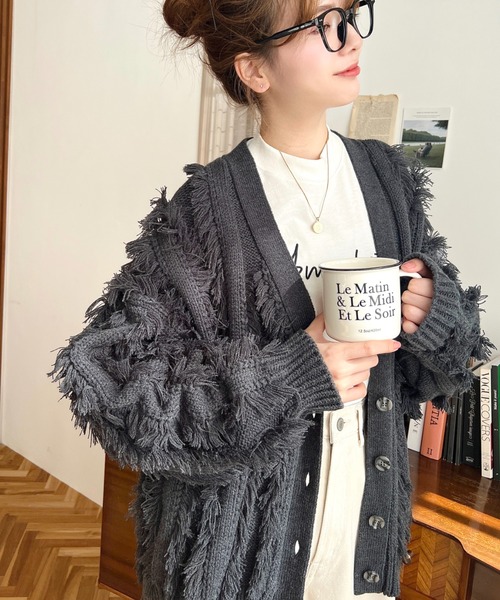 moment+（モーメントプラス）の「Vネックフリンジニットカーデ
