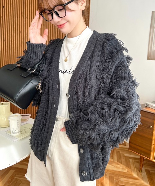 moment+（モーメントプラス）の「Vネックフリンジニットカーデ