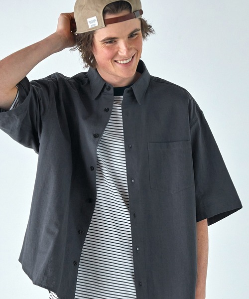 EMMA CLOTHES(エマクローズ)の「コットンリネン オーバーサイズ レギュラーカラーS/Sシャツ EMMA CLOTHES(シャツ/ブラウス・メンズ・チャコール/オレンジ/オリーブ/パープル・M/L)」の2枚目の写真