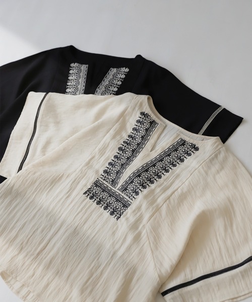 antiqua(アンティカ)の「刺繍Vネックトップス(その他トップス・レディース・ナチュラル/ブラック・FREE)」の8枚目の写真