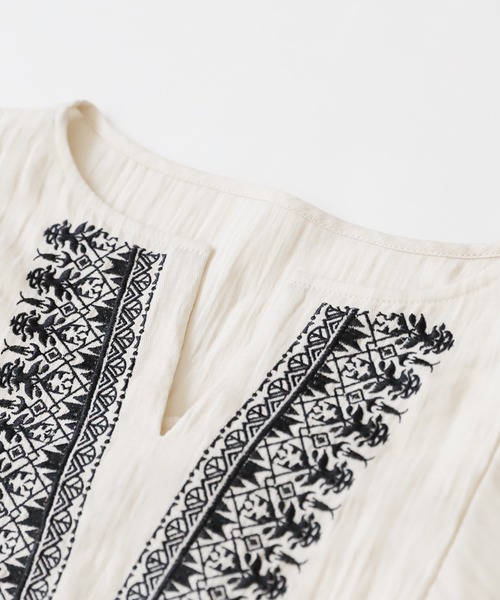 antiqua(アンティカ)の「刺繍Vネックトップス(その他トップス・レディース・ナチュラル/ブラック・FREE)」の5枚目の写真