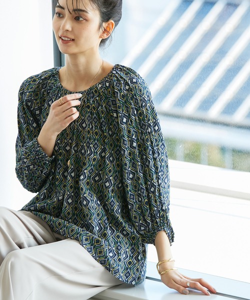 AMERICAN HOLIC(アメリカンホリック)の「イカット柄ラグランギャザーブラウス(シャツ/ブラウス・レディース・アイボリー/ネイビー・L/M)」の2枚目の写真