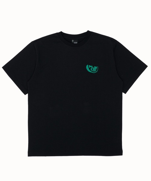 FCMM(エフシーエムエム)の「【日本限定アイテム】TROPICAL LOGO S/S TEE/トロピカルロゴショートスリーブT(Tシャツ/カットソー・メンズ・ブラック/ホワイト/グリーン・LARGE/MEDIUM)」の1枚目の写真