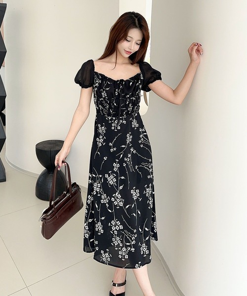 Jasmine Grandiflorum(ジャスミングランディフローラム)の「【Jasmine】配色花柄スクエアネックパワショルワンピース (SS) (LV)(ワンピース・レディース・ブラック/ベージュ/パープル・S/M/L)」の1枚目の写真
