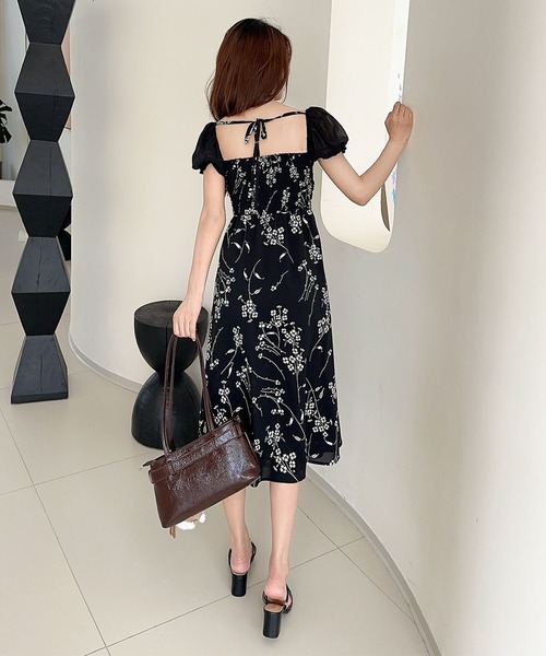 Jasmine Grandiflorum(ジャスミングランディフローラム)の「【Jasmine】配色花柄スクエアネックパワショルワンピース (SS) (LV)(ワンピース・レディース・ブラック/ベージュ/パープル・S/M/L)」の7枚目の写真