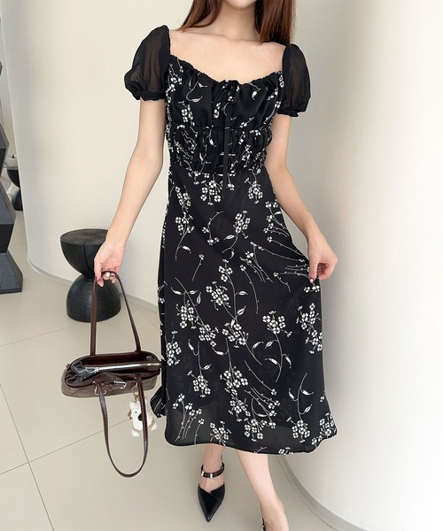 Jasmine Grandiflorum(ジャスミングランディフローラム)の「【Jasmine】配色花柄スクエアネックパワショルワンピース (SS) (LV)(ワンピース・レディース・ブラック/ベージュ/パープル・S/M/L)」の4枚目の写真