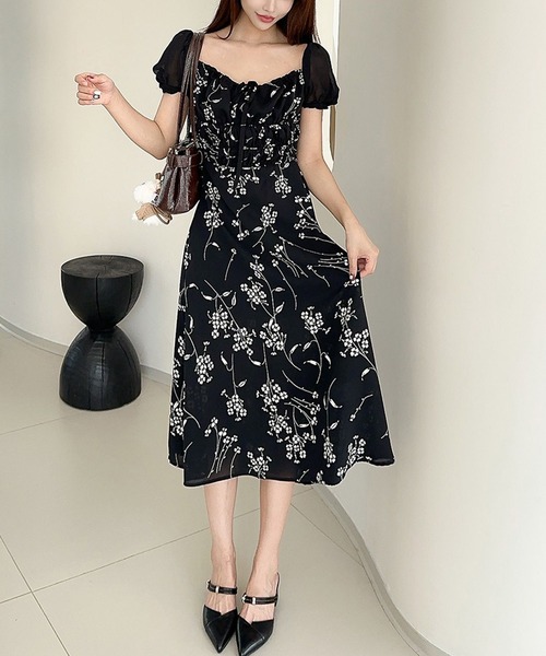 Jasmine Grandiflorum(ジャスミングランディフローラム)の「【Jasmine】配色花柄スクエアネックパワショルワンピース (SS) (LV)(ワンピース・レディース・ブラック/ベージュ/パープル・S/M/L)」の6枚目の写真