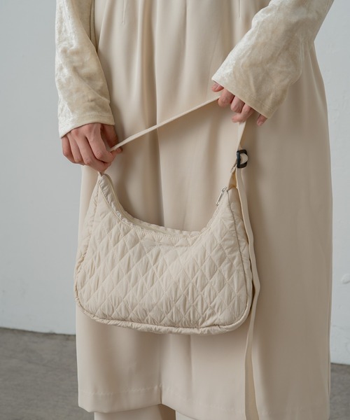 earthy（アーシー）の「【撥水・抗菌】ナイロンキルティングBAG（ショルダーバッグ・レディース・ブラック/アイボリー・ONE SIZE）」の3枚目の写真