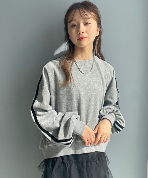 LOWRYS FARM(ローリーズファーム)の「ラインベロアクループルオーバーロングスリーブ 970309(スウェット・レディース・グレー/ブラック/アイボリー/ネイビー・FREE)」の5枚目の写真