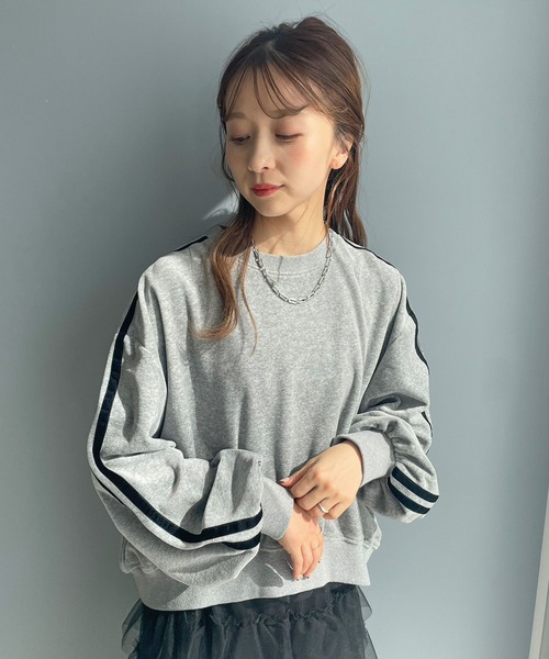 LOWRYS FARM(ローリーズファーム)の「ラインベロアクループルオーバーロングスリーブ 970309(スウェット・レディース・グレー/ブラック/アイボリー/ネイビー・FREE)」の6枚目の写真