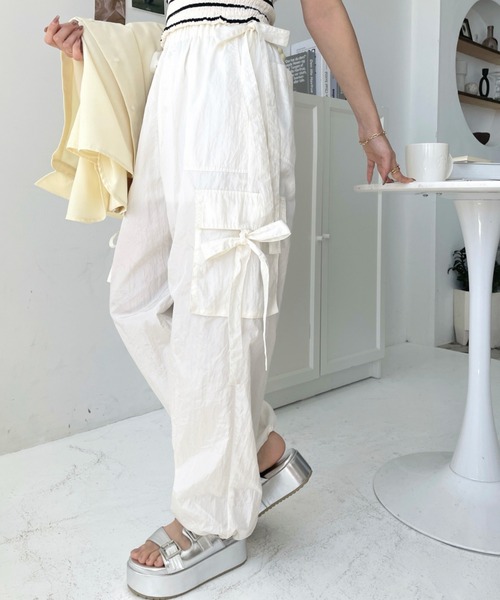 moment+（モーメントプラス）の「ナイロン光沢シャイニーワッシャーリボンテープカーゴパンツ（カーゴパンツ・レディース・オフホワイト/グレー/ブラック/ピンク・M）」の2枚目の写真