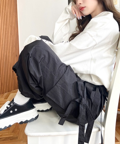 moment+（モーメントプラス）の「ナイロン光沢シャイニーワッシャーリボンテープカーゴパンツ（カーゴパンツ・レディース・オフホワイト/グレー/ブラック/ピンク・M）」の20枚目の写真