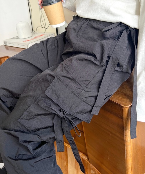 moment+（モーメントプラス）の「ナイロン光沢シャイニーワッシャーリボンテープカーゴパンツ（カーゴパンツ・レディース・オフホワイト/グレー/ブラック/ピンク・M）」の19枚目の写真