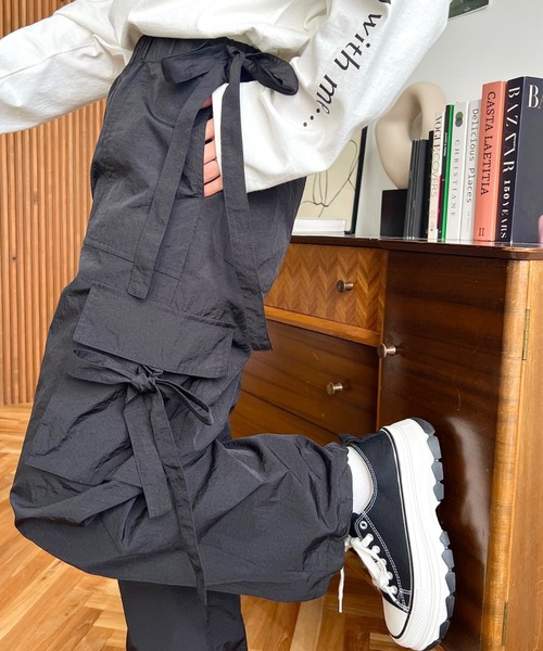 moment+（モーメントプラス）の「ナイロン光沢シャイニーワッシャーリボンテープカーゴパンツ（カーゴパンツ・レディース・オフホワイト/グレー/ブラック/ピンク・M）」の18枚目の写真