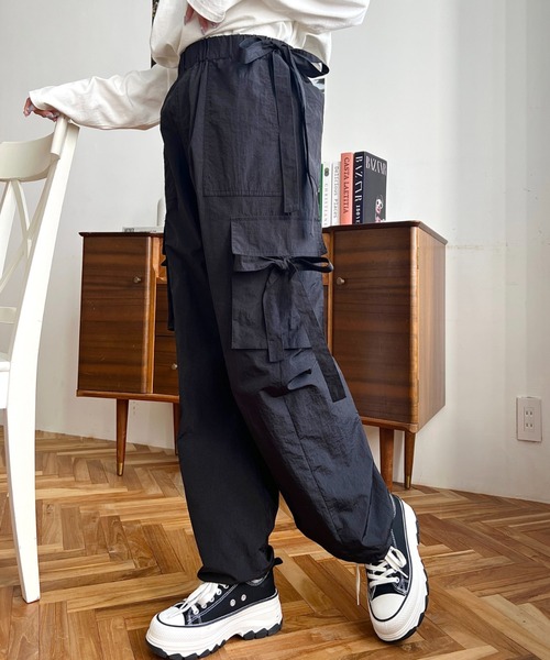 moment+（モーメントプラス）の「ナイロン光沢シャイニーワッシャーリボンテープカーゴパンツ（カーゴパンツ・レディース・オフホワイト/グレー/ブラック/ピンク・M）」の16枚目の写真