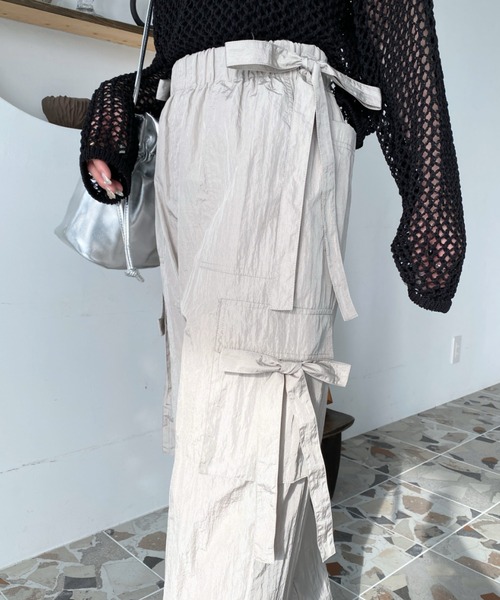 moment+（モーメントプラス）の「ナイロン光沢シャイニーワッシャーリボンテープカーゴパンツ（カーゴパンツ・レディース・オフホワイト/グレー/ブラック/ピンク・M）」の22枚目の写真