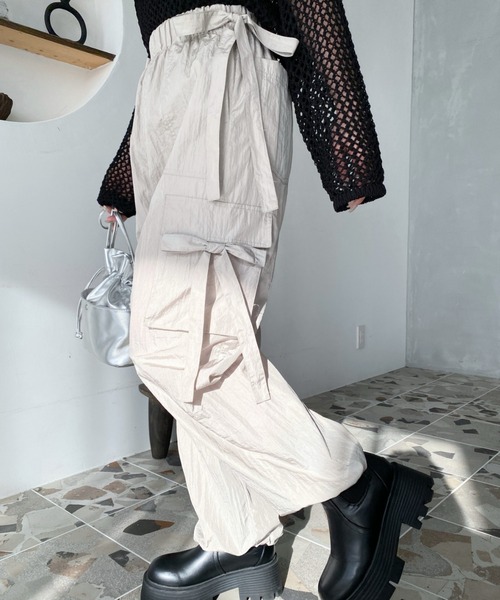 moment+（モーメントプラス）の「ナイロン光沢シャイニーワッシャーリボンテープカーゴパンツ（カーゴパンツ・レディース・オフホワイト/グレー/ブラック/ピンク・M）」の21枚目の写真