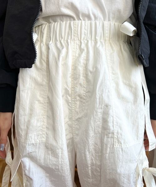 moment+（モーメントプラス）の「ナイロン光沢シャイニーワッシャーリボンテープカーゴパンツ（カーゴパンツ・レディース・オフホワイト/グレー/ブラック/ピンク・M）」の9枚目の写真